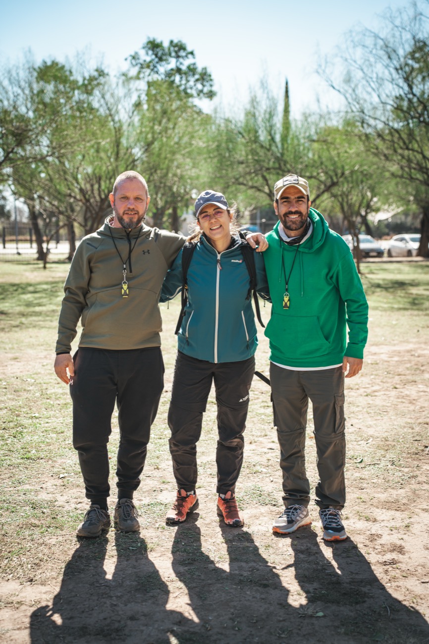 Los tres fundadores de TRAMA en el parque