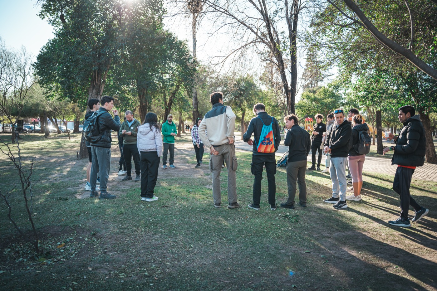 Equipo de TRAMA en ronda al aire libre durante una experiencia outdoor